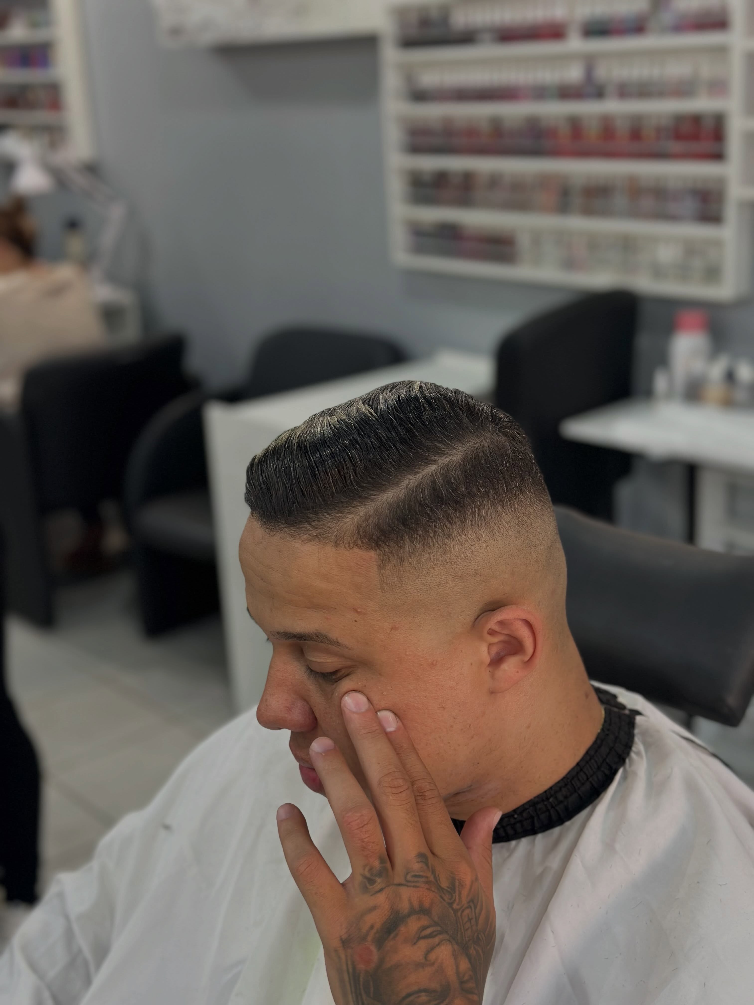 Corte masculino realizado no salão
