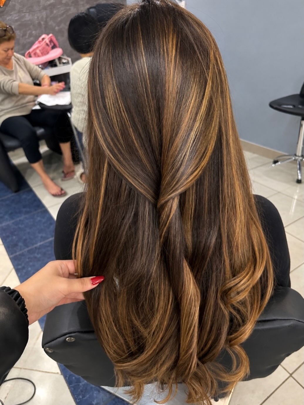 Cabelo finalizado com ondas pelo salão